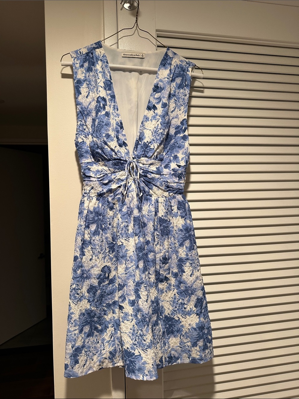 Abercrombie & Fitch Blue and White Floral V-Neck Tie-Waist Dress